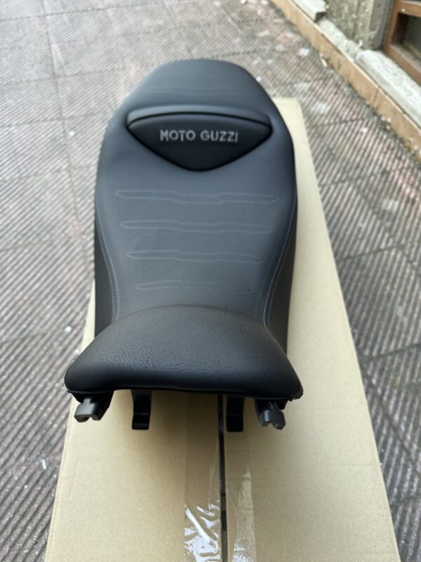 SELLA COMFORT 3D ORIGINALE MOTO GUZZI V85 TT 2024 / STRADA - RISCALDABILE -