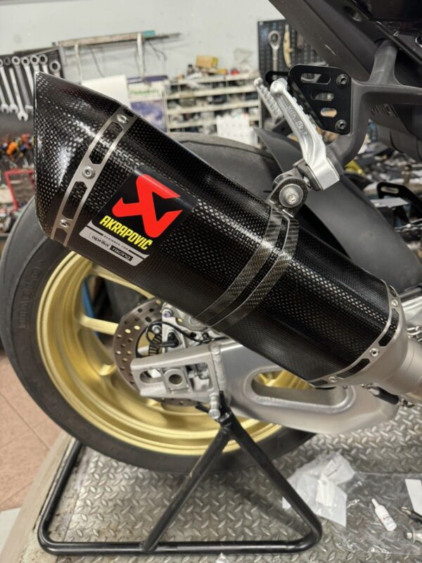 KIT SCARICO SLIP-ON CARBONIO AKRAPOVIC APRILIA RSV4 - TUONO V4 1100 / FACTORY