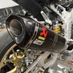 KIT SCARICO SLIP-ON CARBONIO AKRAPOVIC APRILIA RSV4 - TUONO V4 1100 / FACTORY