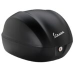 BAULE VESPA 32 LT - NERO CONVINTO OPACO (NV) CAPACITÀ 32 LT NOTE Schienalino venduto separatamente. Necessita di supporto specifico, venduto separatamente: vedi sezione Articoli Collegati. Per montaggio su Vespa GTS necessita di supporto cod. 657081 o 1B001909 e aggancio di fissaggio cod. 606328M.