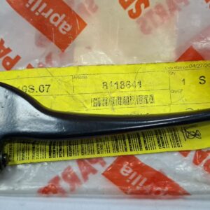 AP8118641 Leva freno APRILIA - ATLANTIC Atlantic 125-200-250 4T 2003-2006 (APAC, EMEA, LATAM) Atlantic 125-250 4T 2006-2008 (EMEA) Atlantic Sprint 400-500 4T 2005-2008 (EMEA) SCARABEO - SCARABEO 125-150-200-250 Scarabeo 125-150-200 eng.Rotax 1999-2004 (APAC, EMEA, NAFTA) Scarabeo 125-200 E2 eng.Piaggio 2003 (APAC, EMEA) Scarabeo 125-200 E3 eng.Piaggio 2006 (EMEA) Scarabeo 125-250 E2 eng.Piaggio 2004-2006 (APAC, EMEA) SCARABEO - SCARABEO 250-300 LIGHT Scarabeo 250 Light E3 2006-2008 (APAC, EMEA) Scarabeo 300 Light E3 2009-2010 (APAC, NAFTA) SCARABEO - SCARABEO 400-500 Scarabeo 400-492-500 Light 2006-2008 (APAC, EMEA, NAFTA)