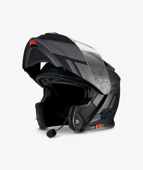 CASCO MOTO GUZZI MODULARE Calotta esterna in resina termoplastica. Bluetooth integrato, consente anche la comunicazione tra pilota e passeggero. Mentoniera apribile. Interni anallergici, removibili e lavabili. Sistema di ritenuta micrometrica. Visiera antigraffio. Visiera parasole integrata a scomparsa. Sistema di ventilazione. Vernice anti raggi UV. Omologazione ECE 22.05.