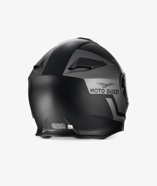 CASCO MOTO GUZZI MODULARE Calotta esterna in resina termoplastica. Bluetooth integrato, consente anche la comunicazione tra pilota e passeggero. Mentoniera apribile. Interni anallergici, removibili e lavabili. Sistema di ritenuta micrometrica. Visiera antigraffio. Visiera parasole integrata a scomparsa. Sistema di ventilazione. Vernice anti raggi UV. Omologazione ECE 22.05.