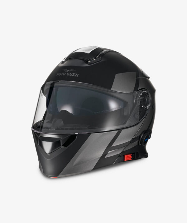 CASCO MOTO GUZZI MODULARE Calotta esterna in resina termoplastica. Bluetooth integrato, consente anche la comunicazione tra pilota e passeggero. Mentoniera apribile. Interni anallergici, removibili e lavabili. Sistema di ritenuta micrometrica. Visiera antigraffio. Visiera parasole integrata a scomparsa. Sistema di ventilazione. Vernice anti raggi UV. Omologazione ECE 22.05.