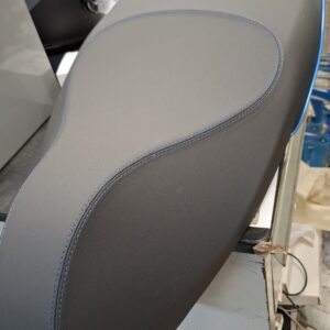 1B004642000C1 SELLA VESPA ELETTRICA CON BORDINO AZZURRO TUTTI TIPI - CON PICCOLA IMPERFEZIONE